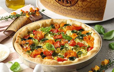 Corona di pasta sfoglia con fiorellini di verdure fresche e Grana Padano Riserva