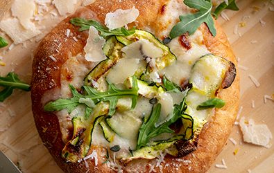Pizza al Grana Padano con zucchine, limone e timo
