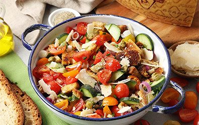 Insalata di pane croccante con pomodori, cetrioli, cipolla rossa, capperi e Grana Padano