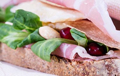 Bruschette con Prosciutto di San Daniele, composta di fichi, Grana Padano e tartufo bianco d’Alba