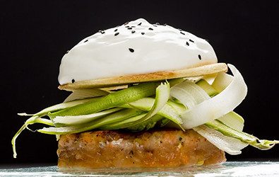 Fishburger di trota salmonata con asparagi e spuma di Grana Padano selezione sartoriale