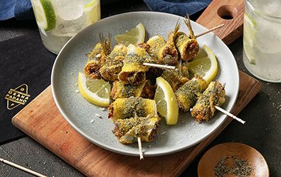 Martini Spritz, spiedini di alici ripiene di pomodori secchi e Grana Padano Riserva al gratin di farina di mais