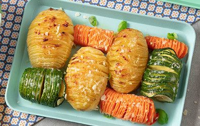 Patate fisarmonica con verdure e Grana Padano