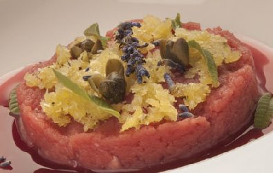 Tartare di scamone, Grana Padano marinato alla lavanda, centrifugato di anguria