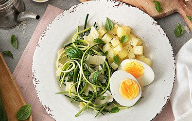 Zucchine marinate, uova sode e Grana Padano