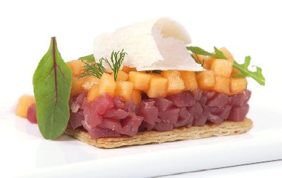 Cialda croccante al Grana Padano Riserva, tartare di tonno e melone frizzante alla menta