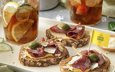 Classic Pimm’s, crostoni con Grana Padano Riserva, carne salada, capperi e senape