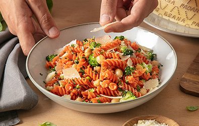 Fusilli di lenticchie rosse con broccoli, ceci e scaglie di Grana Padano