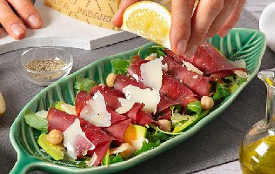 Involtini di bresaola con rucola, ceci, avocado e Grana Padano
