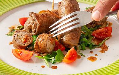 Involtini spadellati di carpaccio di manzo, ripieni di prosciutto crudo, pomodoro fresco, Grana Padano e rucola.