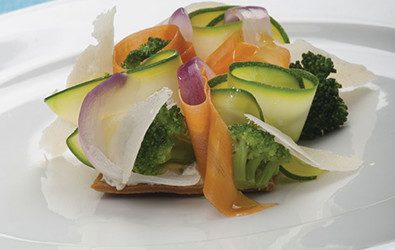 Sfogliatina al Grana Padano, verdure cotte e crude, ricotta mantecata