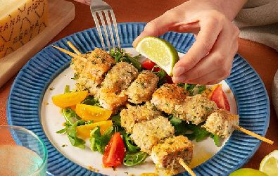 Spiedini di pesce gratinati al forno con Grana Padano, pangrattato, lime e prezzemolo