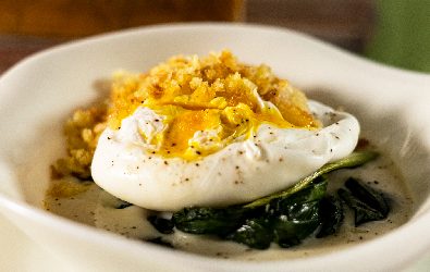 Uovo in camicia su fonduta di Grana Padano