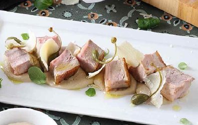 Stuzzichini di vitello tonnato, capperi e scaglie di Grana Padano DOP Riserva