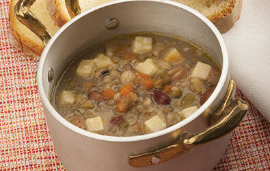 Minestra di legumi, bocconcini di Grana Padano filanti