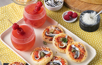 Raspberry Lemonade con pizzette pomodoro, alici, capperi e Grana Padano Riserva