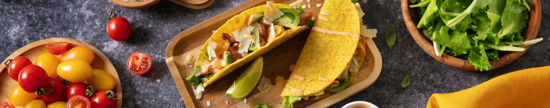 tacos di pollo marinato farcito con avocado