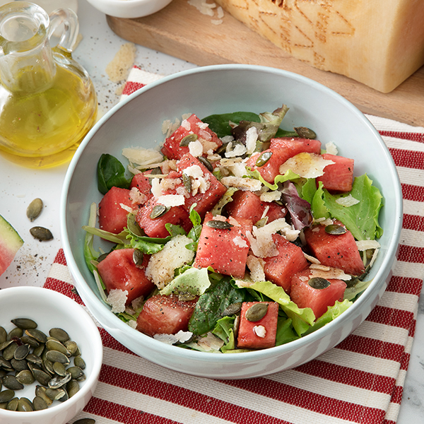 GP_Tartare-con-Grana-Thumb Tramezzini di pane integrale con cavolo viola marinato, crema al Grana Padano con erba cipollina, affettato di tacchino, insalata, cetriolini e scaglie di Grana Padano