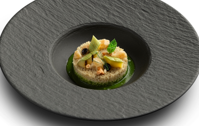 Semola di grano duro sgranata con zucchine trombetta, pinoli tostati e uvetta