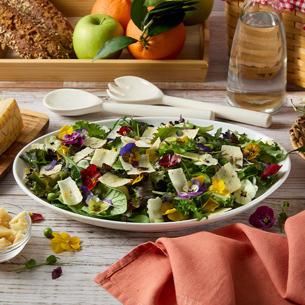 Tramezzini di pane integrale con cavolo viola marinato, crema al Grana Padano con erba cipollina, affettato di tacchino, insalata, cetriolini e scaglie di Grana Padano