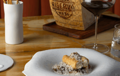 Tacos croccante con crema di sedano rapa, senape in grani, insalata di tacchino e scaglie di Grana Padano DOP