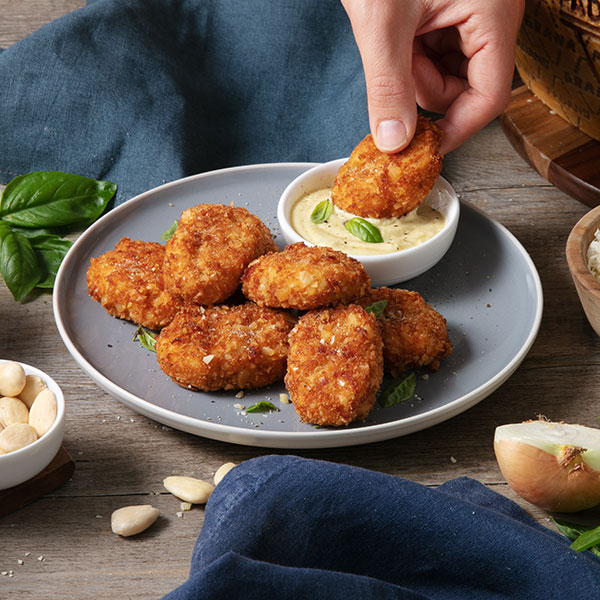 Tramezzini di pane integrale con cavolo viola marinato, crema al Grana Padano con erba cipollina, affettato di tacchino, insalata, cetriolini e scaglie di Grana Padano