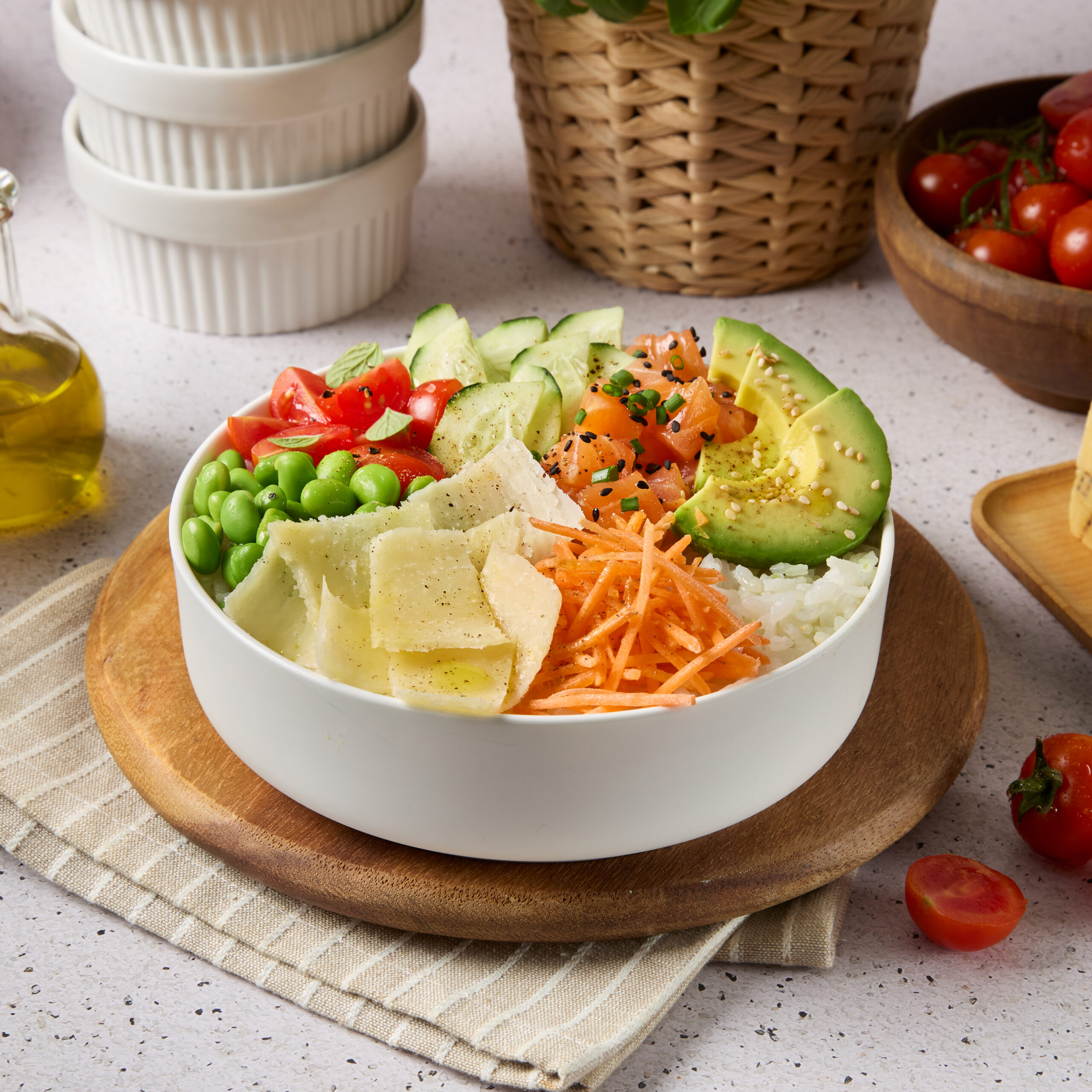 Tramezzini di pane integrale con cavolo viola marinato, crema al Grana Padano con erba cipollina, affettato di tacchino, insalata, cetriolini e scaglie di Grana Padano