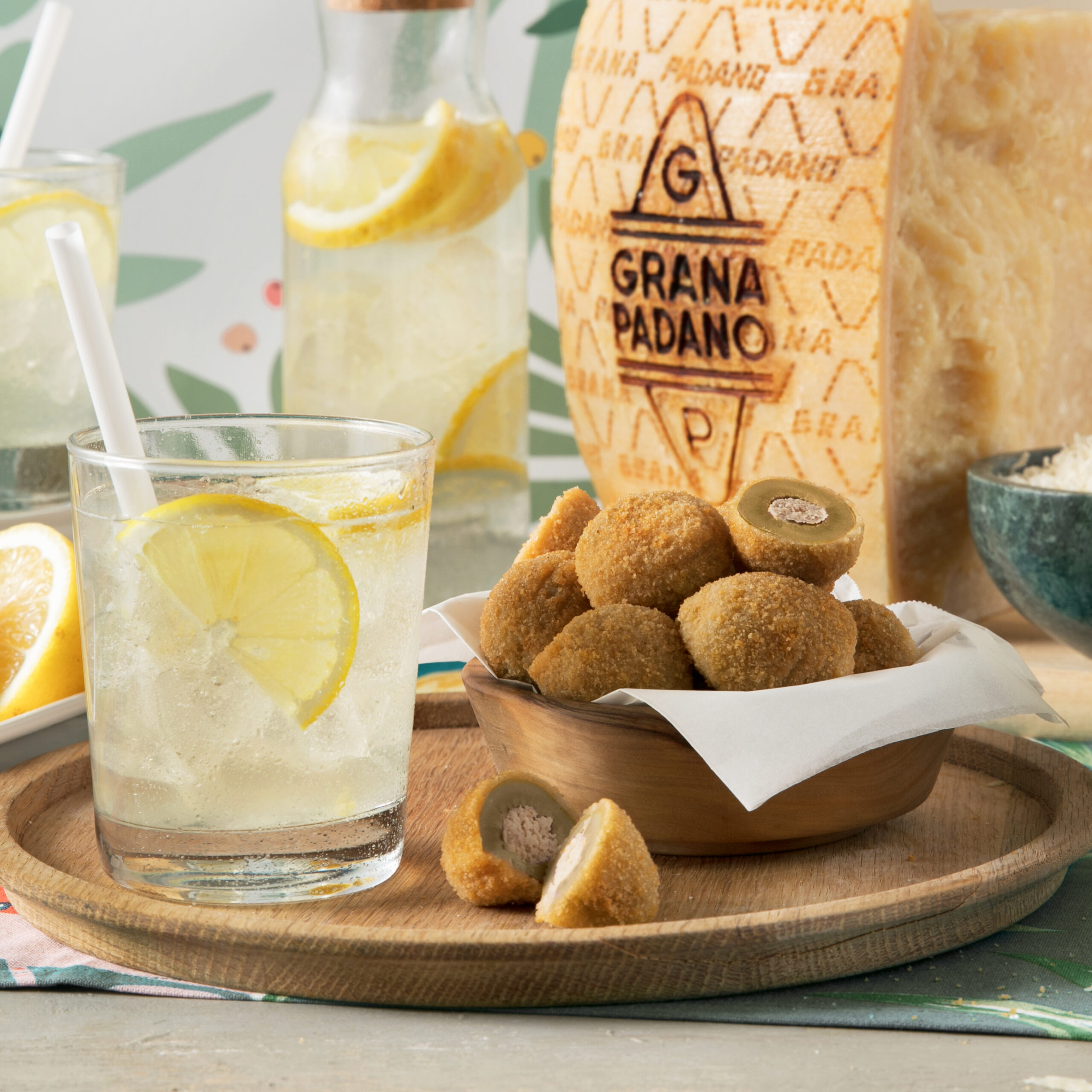 Tramezzini di pane integrale con cavolo viola marinato, crema al Grana Padano con erba cipollina, affettato di tacchino, insalata, cetriolini e scaglie di Grana Padano