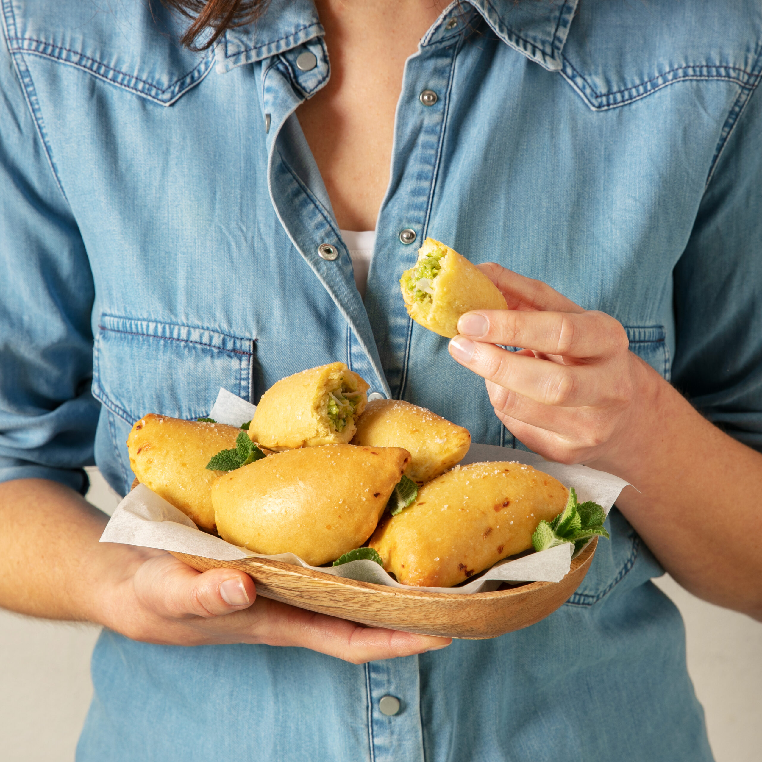 Tramezzini di pane integrale con cavolo viola marinato, crema al Grana Padano con erba cipollina, affettato di tacchino, insalata, cetriolini e scaglie di Grana Padano