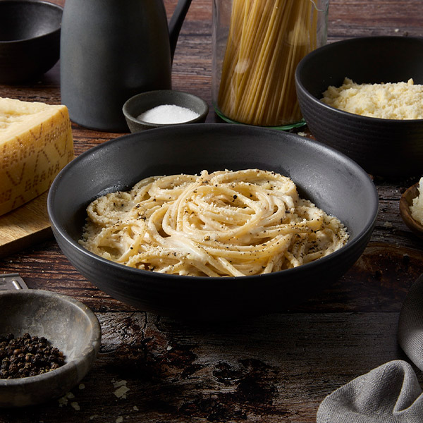 Tramezzini di pane integrale con cavolo viola marinato, crema al Grana Padano con erba cipollina, affettato di tacchino, insalata, cetriolini e scaglie di Grana Padano