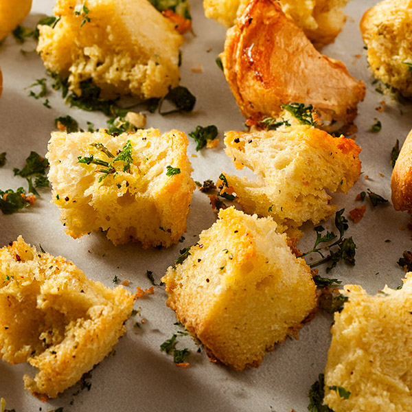 Tramezzini di pane integrale con cavolo viola marinato, crema al Grana Padano con erba cipollina, affettato di tacchino, insalata, cetriolini e scaglie di Grana Padano