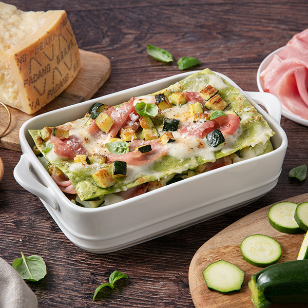 Tramezzini di pane integrale con cavolo viola marinato, crema al Grana Padano con erba cipollina, affettato di tacchino, insalata, cetriolini e scaglie di Grana Padano